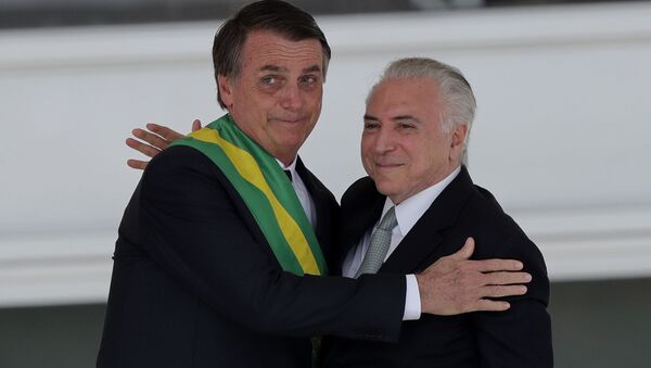 Jair Bolsonaro recebe abraço de Michel Temer em sua tomada de posse, Brasília, 1º de janeiro de 2019 - Sputnik Brasil