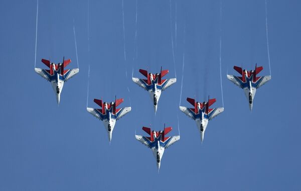 Apresentação da esquadrilha de acrobacia aérea Strizhi na cerimónia de abertura de 5º fórum EXÉRCITO 2019 - Sputnik Brasil