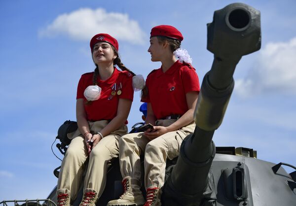 Duas meninas do movimento patriótico-militar Yunarmiya no fórum internacional técnico-militar EXÉRCITO 2019 - Sputnik Brasil