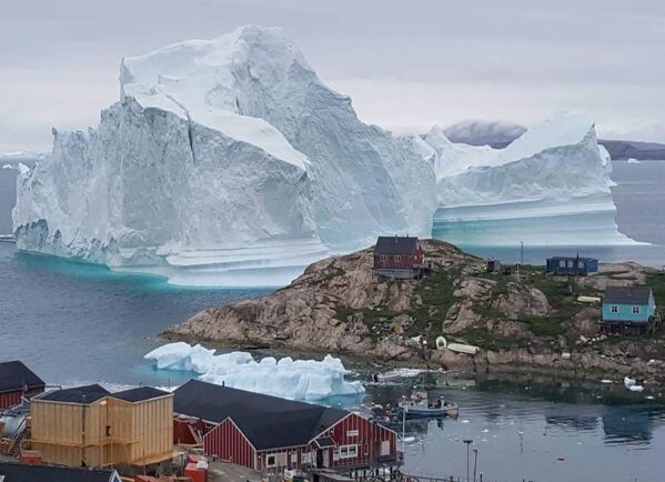 Iceberg perto do povoado de Innarsuit, Groenlândia - Sputnik Brasil