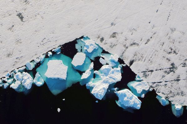 Iceberg em fiorde perto da cidade de Tasiilaq, na Groenlândia - Sputnik Brasil