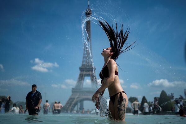 Uma garota se refresca em uma fonte em Paris - Sputnik Brasil