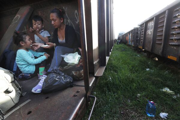 Migrantes mexicanos em trem de carga no estado de Chiapas a caminho do norte - Sputnik Brasil