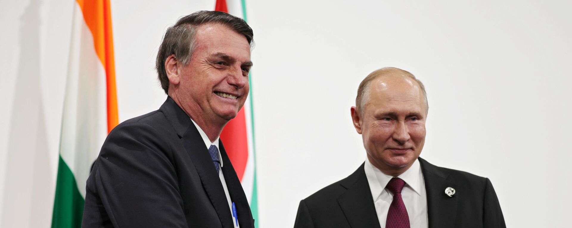 Líder russo Vladimir Putin se encontrou pela primeira vez com o presidente brasileiro Jair Bolsonaro em Osaka, palco do G20 - Sputnik Brasil, 1920, 02.12.2021