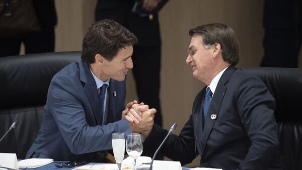 Primeiro-ministro canadense, Justin Trudeau, e o presidente brasileiro, Jair Bolsonaro, participam de uma reunião sobre economia mundial na Cúpula do G20 em Osaka, em 28 de junho de 2019 - Sputnik Brasil