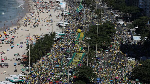 Manifestantes se reúnem na Orla de Copacabana para apoiar o presidente Jair Bolsonaro e Sergio Moro - Sputnik Brasil