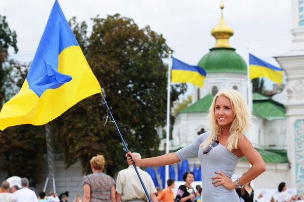 Ucraniana segurando a bandeira do país durante as comemorações do Dia da Independência da Ucrânia, em Kiev - Sputnik Brasil