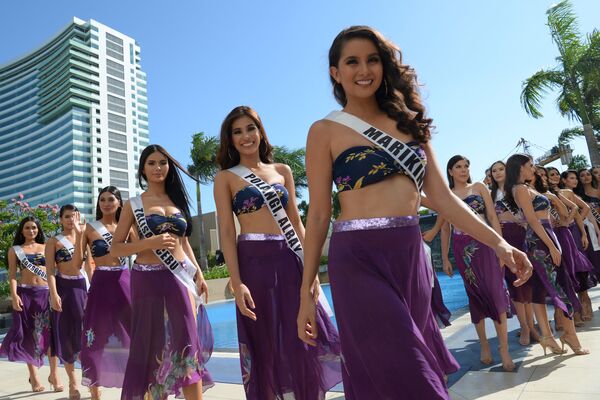 Candidatas ao Miss Filipinas se apresentam em traje de banho em Manila, 4 de abril de 2019 - Sputnik Brasil