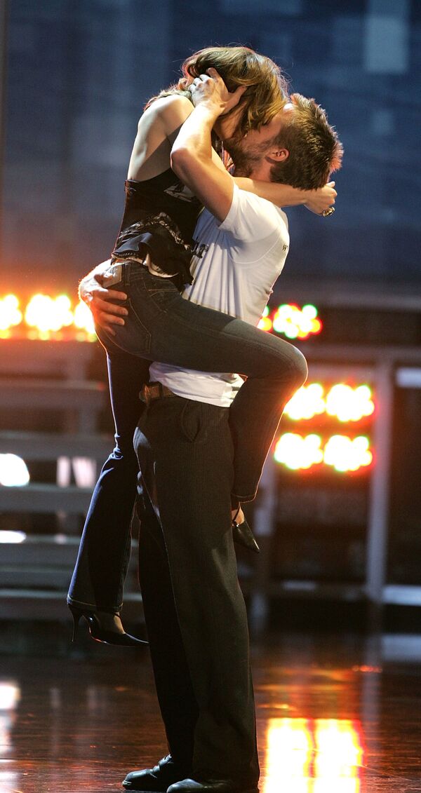 A atriz Rachel McAdams e o ator Ryan Gosling, ambos do Canadá,  recebem o prêmio de Melhor Beijo pelo filme Diário de uma Paixão - Sputnik Brasil