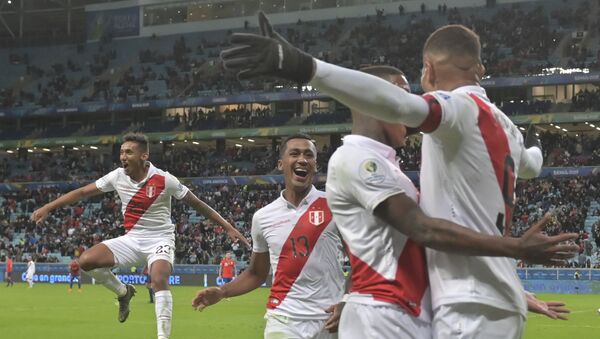 Jogadores do Peru celebram na Arena do Grêmio, em Porto Alegre, após terceiro gol contra o Chile pela semifinal da Copa América de 2019 - Sputnik Brasil