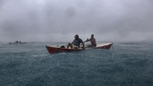 Mergulhadores em barco de pesca na costa de Honduras, no Caribe (arquivo) - Sputnik Brasil