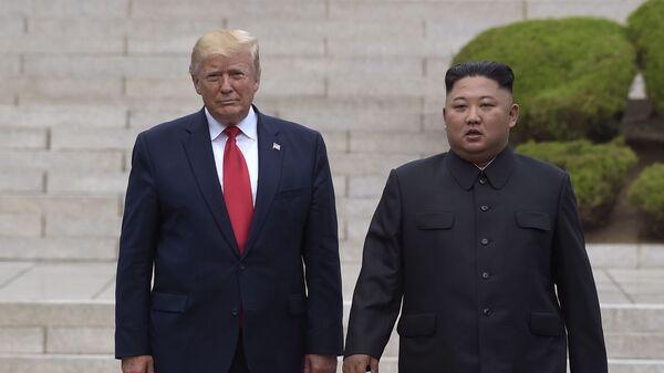 O presidente dos EUA, Donald Trump, e o líder da República Popular Democrática da Coreia, Kim Jong-un, durante encontro na zona desmilitarizada em 30 de junho de 2019 - Sputnik Brasil