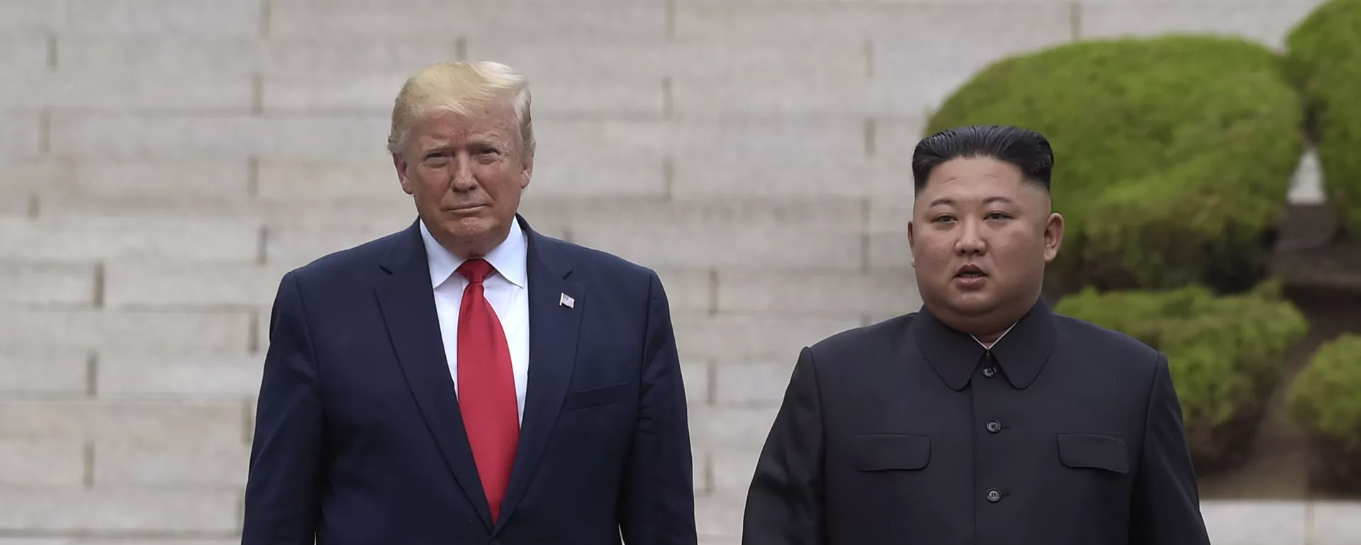 O presidente dos EUA, Donald Trump, e o líder da República Popular Democrática da Coreia, Kim Jong-un, durante encontro na zona desmilitarizada em 30 de junho de 2019 - Sputnik Brasil, 1920, 07.02.2025