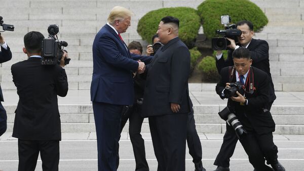 Presidente dos EUA Donald Trump e líder norte-coreano Kim Jong-un durante encontro na linha demilitarizada, 30 de junho de 2019  - Sputnik Brasil
