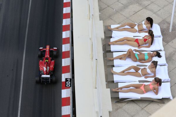 Jovens tomam banho de sol durante corrida em Monte Carlo, Mônaco  - Sputnik Brasil
