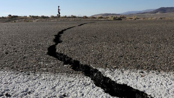 Rachaduras causadas por terremoto no estado norte-americano da Califórnia - Sputnik Brasil