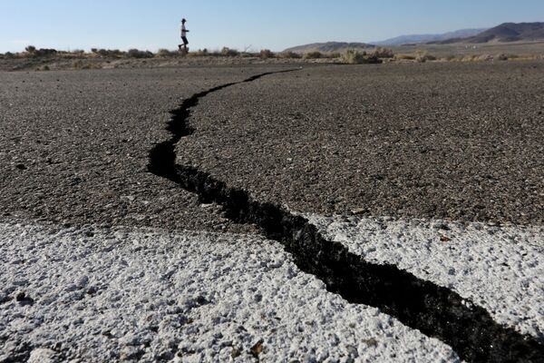 Rachaduras causadas por terremoto no estado norte-americano da Califórnia - Sputnik Brasil