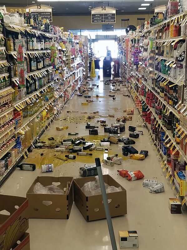 Produtos jogados no chão em decorrência de terremoto que atingiu supermercado em Lago Isabella, Califórnia - Sputnik Brasil