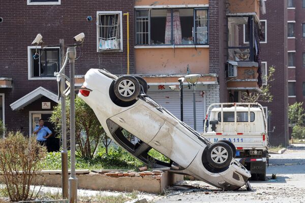 Carro capotado em uma rua após o tornado ocorrido no município de Kaiyuan, na China - Sputnik Brasil