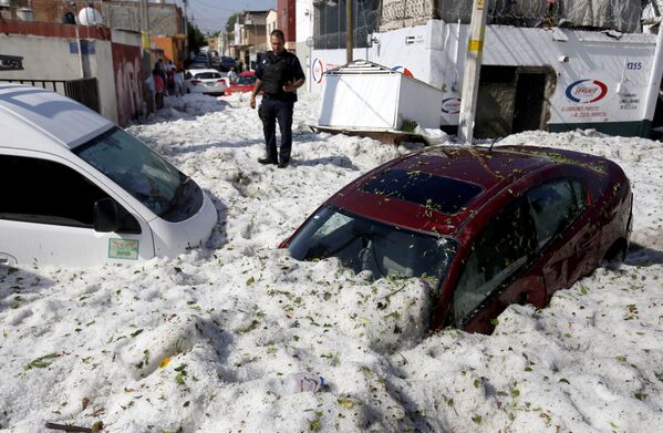 Consequências de um forte granizo em Guadalajara, México - Sputnik Brasil