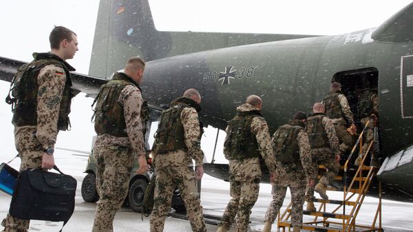 Soldados alemães entram em avião de transporte Transall C-160 - Sputnik Brasil