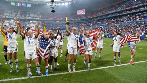 Jogadoras dos Estados Unidos comemoram o título da Copa do Mundo de Futebol Feminino no Parc Olympique Lyonnais - Sputnik Brasil