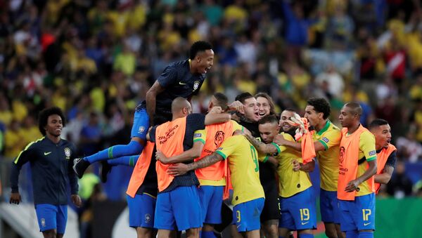 Jogadores brasileiros comemoram gol na final da Copa América - Sputnik Brasil