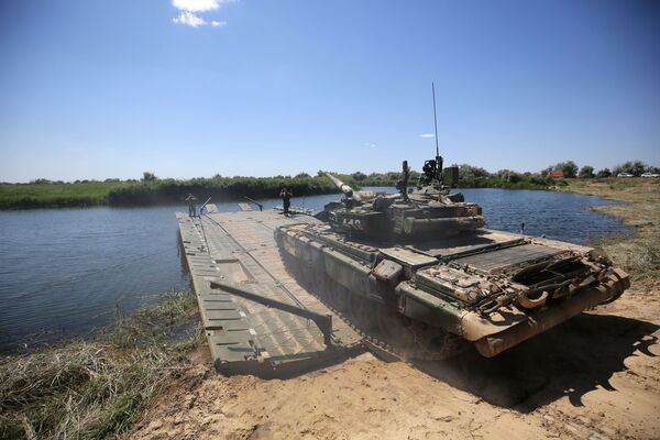 Conheça os duros testes a que os tanques russos T-14 e T-90 são submetidos Conheça os duros testes a que os tanques russos T-14 e T-90 são submetidos - Sputnik Brasil