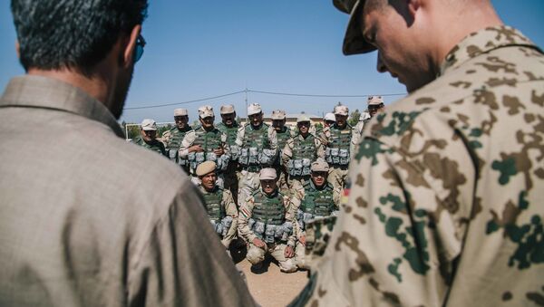 Soldados peshmerga assistem a sessão de formação de um instrutor do Exército alemão na base militar de Bnaslawa em Irbil, norte do Iraque - Sputnik Brasil