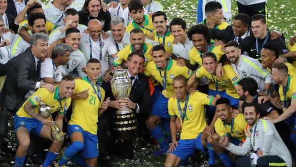 Presidente do Brasil, Jair Bolsonaro, se reúne com Seleção Brasileira segurando a taça da Copa América, Rio de Janeiro, 7 de julho de 2019 - Sputnik Brasil