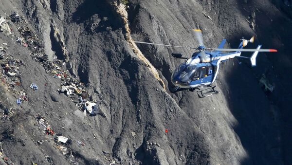 Helicóptero de resgate da Gendarmerie sobrevoa escombros nos Alpes franceses, 27 de março de 2015 (foto referencial) - Sputnik Brasil