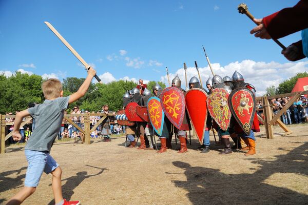 Participantes do tradicional festival histórico Cidade Branca, na região russa de Belgorod 
 - Sputnik Brasil