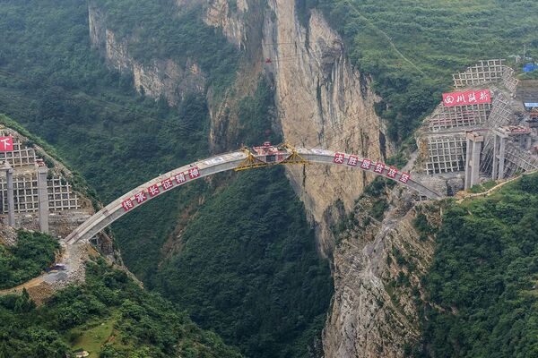 Construção da ponte que conecta as províncias de Yunnan e Guizhou com a província de Sichuan, no sudoeste da China - Sputnik Brasil