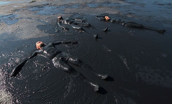 Banhistas tomando banhos de lodo em um lago na península da Crimeia - Sputnik Brasil