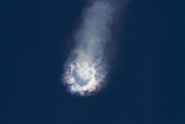 Foguete-portador Falcon 9 explode no céu sobre o cabo Canaveral em 28 de junho. - Sputnik Brasil