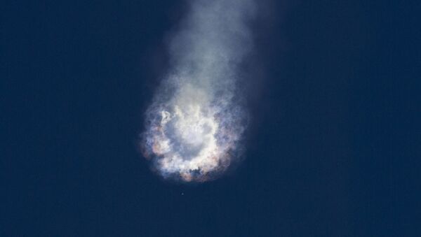 Foguete-portador Falcon 9 explode no céu sobre o cabo Canaveral em 28 de junho. - Sputnik Brasil