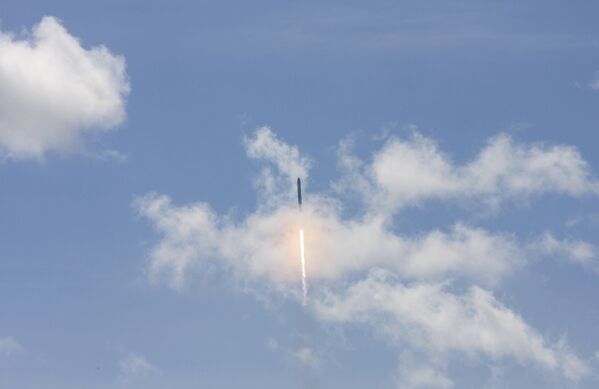 Foguete-portador Falcon 9 explode no céu sobre o cabo Canaveral em 28 de junho. - Sputnik Brasil