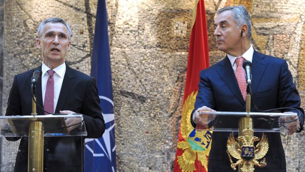 Secretário-geral da OTAN, Jens Stoltenberg (esquerda) e primeiro-ministro de Montenegro, Milo Djukanovic, em Podgorica - Sputnik Brasil