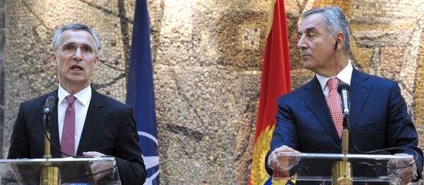 Secretário-geral da OTAN, Jens Stoltenberg (esquerda) e primeiro-ministro de Montenegro, Milo Djukanovic, em Podgorica - Sputnik Brasil