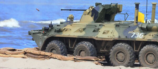 Blindado BTR-82A da infantaria naval das forças costeiras da Marinha da Rússia durante exercícios Derby Báltico-2015, na região de Kaliningrado - Sputnik Brasil