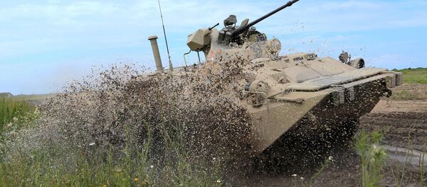 Blindado BTR-82A da infantaria naval das forças costeiras da Marinha da Rússia durante exercícios Derby Báltico-2015, na região de Kaliningrado - Sputnik Brasil