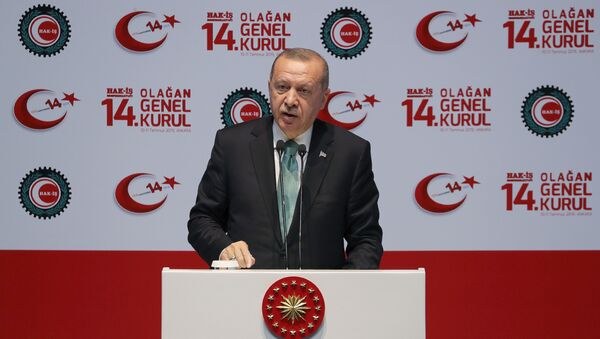 Presidente turco Recep Tayyip Erdogan discursa durante um encontro em Ancara - Sputnik Brasil
