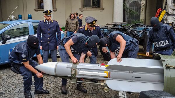 Policiais italianos carregam um míssil de fabricação francesa apreendido em posse de grupo neonazista na Itália. - Sputnik Brasil
