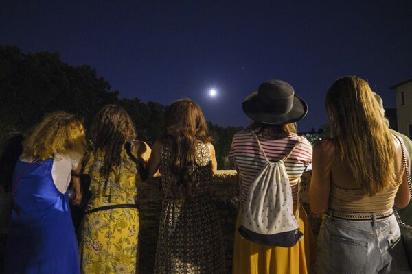 Pessoas observam o eclipse lunar parcial em Roma - Sputnik Brasil