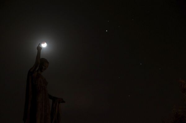 Eclipses, superluas e chuvas de meteoritos: algumas das razões para observar o céu em 2020 - Sputnik Brasil