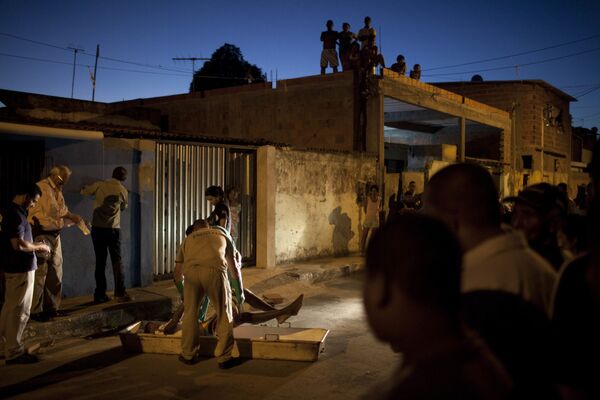 Funcionários da morgue recolhem o corpo de um homem morto durante tiroteio no bairro de Itinga em Salvador, Brasil - Sputnik Brasil
