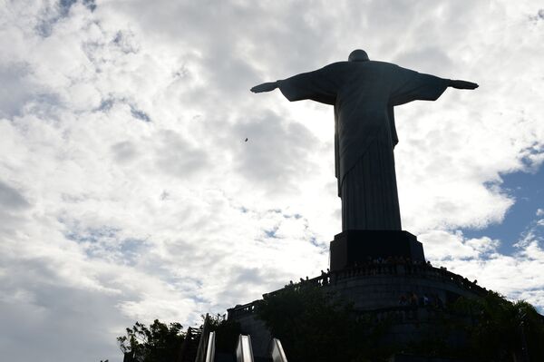 Estátua do Cristo Redentor no topo do morro do Corcovado, no Rio de Janeiro - Sputnik Brasil