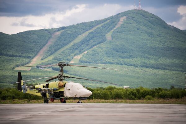 Helicóptero Ka-52 Alligator na plataforma da fábrica Progress
 - Sputnik Brasil