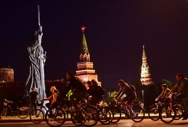 Festival noturno de bicicletas em Moscou - Sputnik Brasil
