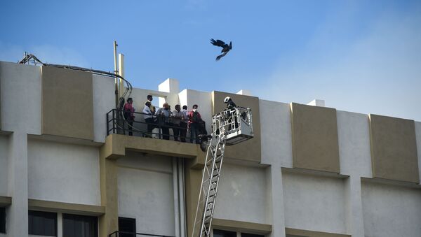 Pessoas são resgatadas de prédio em chamas na cidade indiana de Bombaim - Sputnik Brasil